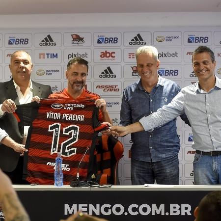 Vítor Pereira foi apresentado por Belotti, Marcos Braz, Landim e Spindel no Flamengo - Foto: Marcelo Cortes/Flamengo