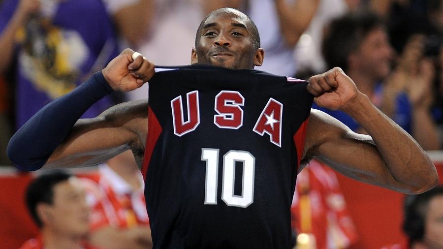 Kobe Bryant comemora após vitória na final olímpica de Pequim - AFP PHOTO / FILIPPO MONTEFORTE