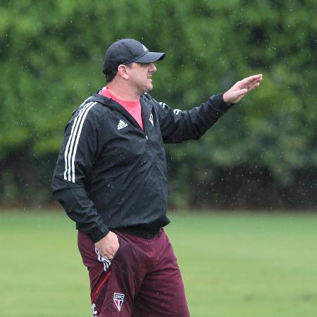 O técnico Rogério Ceni durante jogo-treino do São Paulo antes da estreia oficial em 2023 - Rubens Chiri/São Paulo