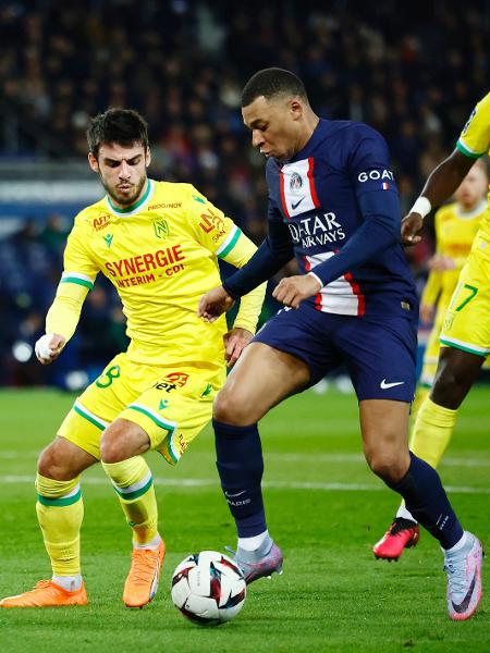 Mbappé tenta fugir da marcação durante jogo do Francês entre PSG e Nantes - REUTERS/Sarah Meyssonnier