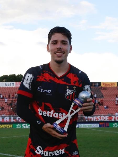 Jogador Eduardo Person com troféu Craque do Jogo em partida contra o Santo André - Miguel Schincariol/Divulgação