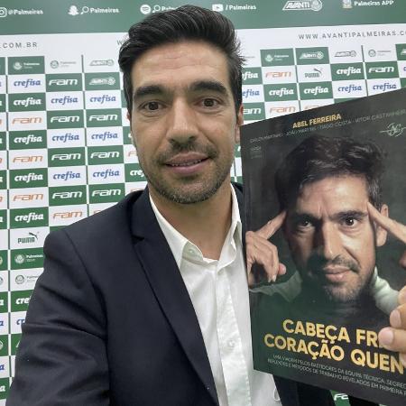 Abel Ferreira, técnico do Palmeiras, com seu livro 'Cabeça Fria, Coração Quente'