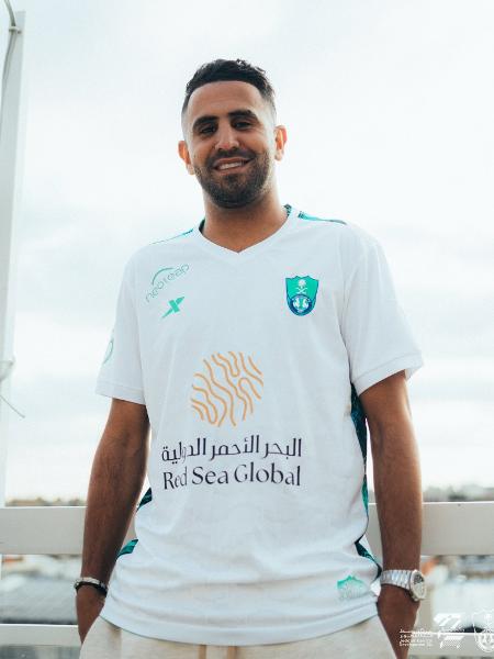 Mahrez é anunciado como novo reforço do Al-Ahli 