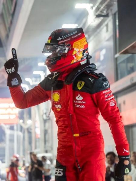 Carlos Sainz, da Ferrari, celebra vitória no GP de Singapura