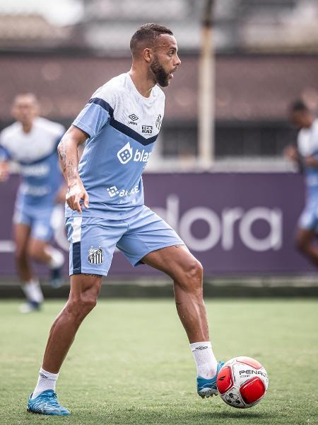 Guilherme em treino do Santos no CT Rei Pelé