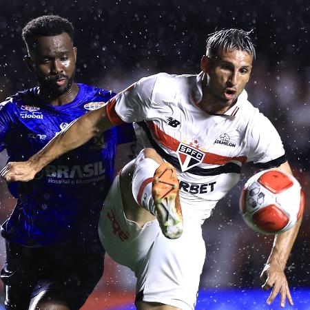 Calleri disputa bola em São Paulo x Santo André no Campeonato Paulista