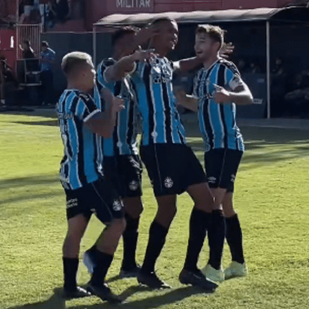 Jogadores do Grêmio comemoram gol sobre o Brasil de Pelotas em duelo do Campeonato Gaúcho