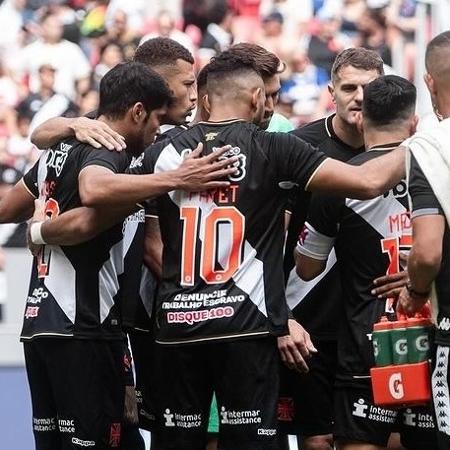 Jogadores do Vasco se reúnem durante jogo contra o Bangu, válido pelo Campeonato Carioca