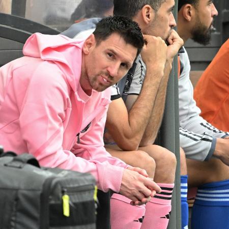 Messi sentado no banco de reservas durante amistoso do Inter Miami