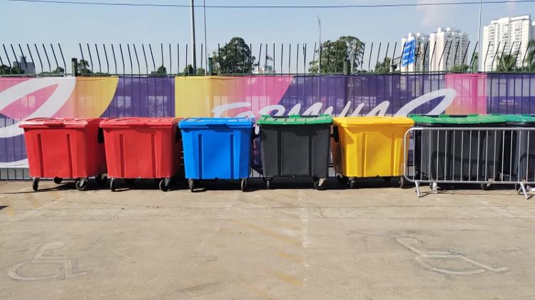 Caixotes de lixo reciclável no Sambódromo do Anhembi durante a passagem da Fórmula E pelo Brasil