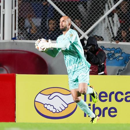Marcelo Lomba em ação pelo Palmeiras durante a partida contra o San Lorenzo pela Libertadores