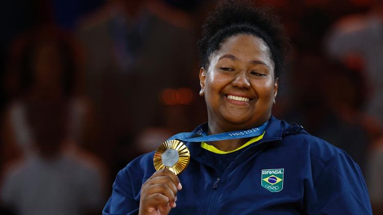 Bia Souza com a medalha de ouro no judô nas Olimpíadas de Paris