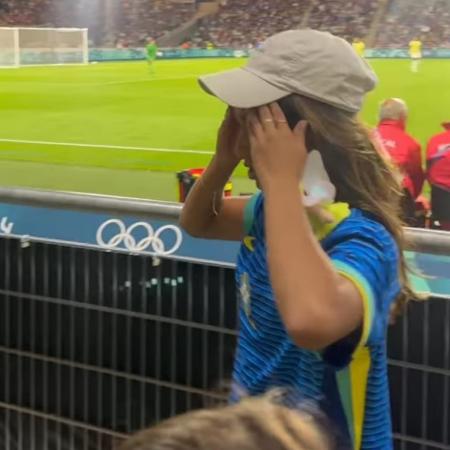 Rayssa Leal sofre durante jogo entre França e Brasil pelo futebol feminino nas Olimpíadas