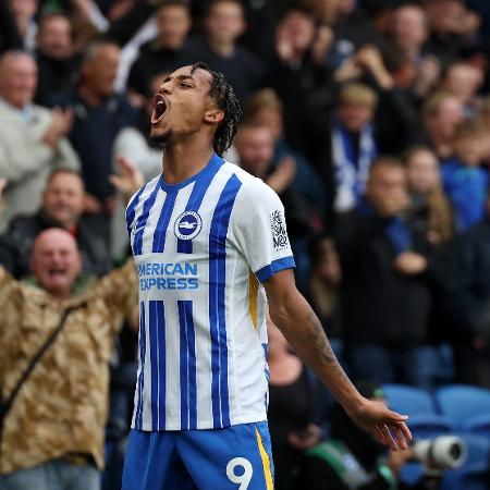 João Pedro, do Brighton, comemora gol contra o Manchester United pelo Campeonato Inglês