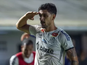 Basso cita desejo de ficar no Santos em 2025 e vê elenco 'fechado' com Carille