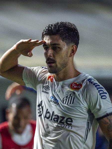 João Basso, do Santos, comemora gol contra a Ponte Preta pela Série B