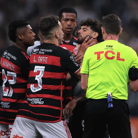 Jogadores do Flamengo vão para cima de Yuri Alberto, do Corinthians