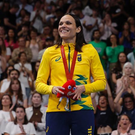 Carol Santiago no pódio após receber o ouro dos 50m livre S13 dos Jogos Paralímpicos