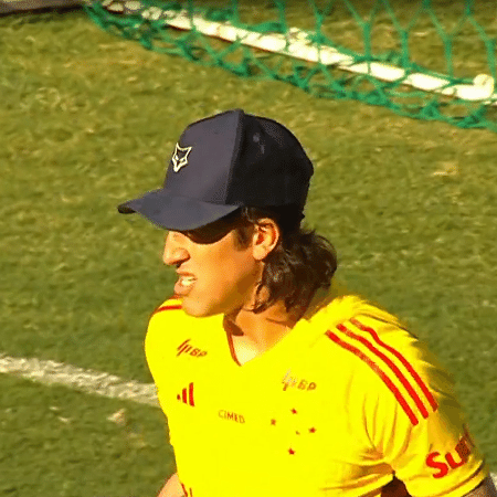 Cássio colocou boné no meio da partida para se proteger do sol, na semifinal do Mineiro entre Cruzeiro e América