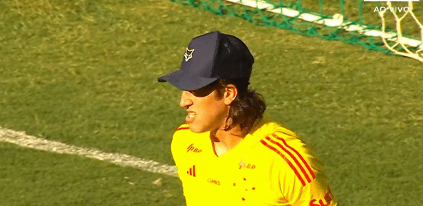 Cássio apela a boné para se proteger de sol forte em clássico mineiro