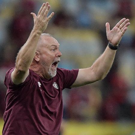 Mano Menezes, técnico do Fluminense, durante jogo contra o Flamengo no Campeonato Carioca Mano Menezes, técnico do Fluminense, durante jogo contra o Flamengo no Campeonato Carioca