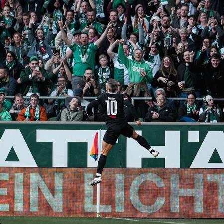 Diego Ribas comemora gol em sua despedida para delírio dos torcedores do Werder Bremen Diego Ribas comemora gol em sua despedida para delírio dos torcedores do Werder Bremen