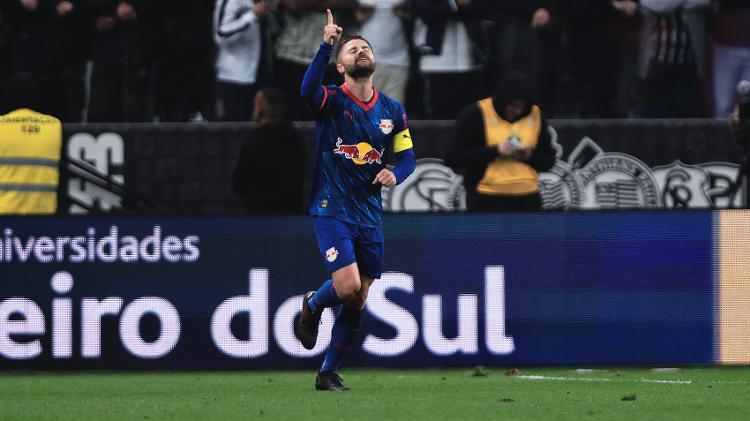 Sasha comemora após abrir o placar para o Red Bull Bragantino contra o Corinthians pelo Campeonato Brasileiro 2025