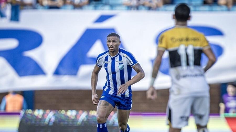 Zagueiro Pedrão em ação pelo Avaí Zagueiro Pedrão em ação pelo Avaí