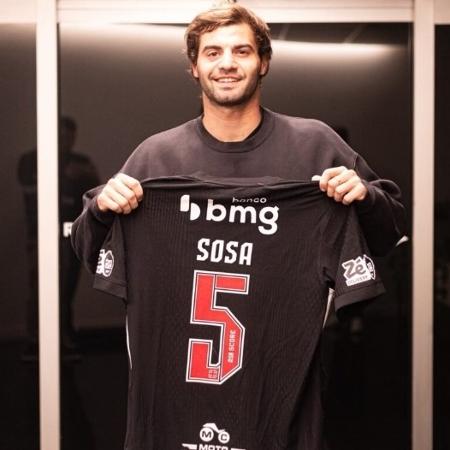 Vasco anuncia a contratação do volante Sosa