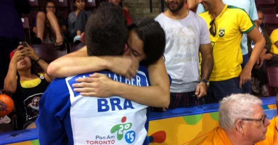 Victor Penalber, medalha de bronze no judô até 81kg, abraça a irmã Giulia, da luta olímpica, que também está nos Jogos Pan-Americanos