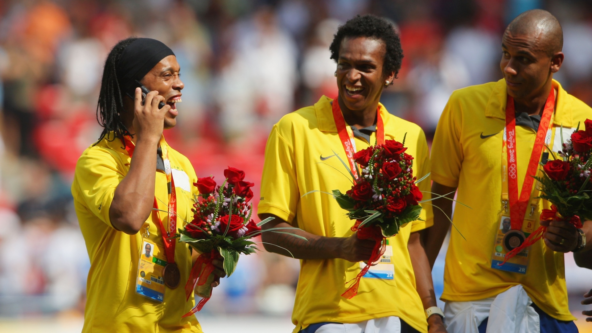 Ronaldinho, Jô e Alex Silva recebem a medalha de bronze, em 2008, na China