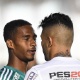 Gabigol e Matheus Sales, do Palmeiras, discutem em campo, em jogo tenso - Ricardo Nogueira / Folhapress