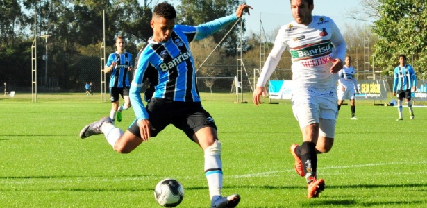 Marcos Paulo tenta jogada em partida do time de transição do Grêmio - Rodrigo Fatturi/Grêmio