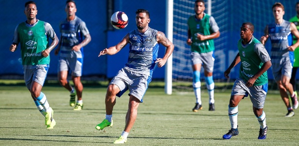 Edílson (centro) voltou a treinar após ter lesão muscular na panturrilha - Lucas Uebel/Grêmio