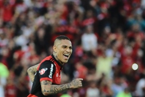 Guerrero exalta Zico e Pet após golaço de falta: Eles batiam muito