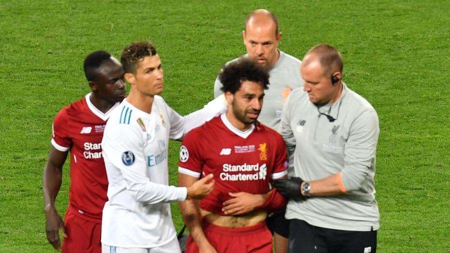Salah deixa o campo chorando após lesão na final da Liga dos Campeões - AFP PHOTO / Sergei SUPINSKY