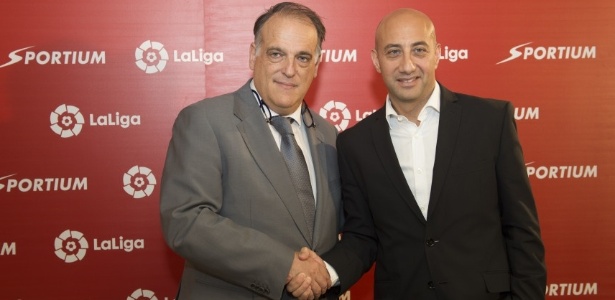 Javier Tebas (e), presidente da La Liga, anuncia acordo com um site de apostas - Divulgação