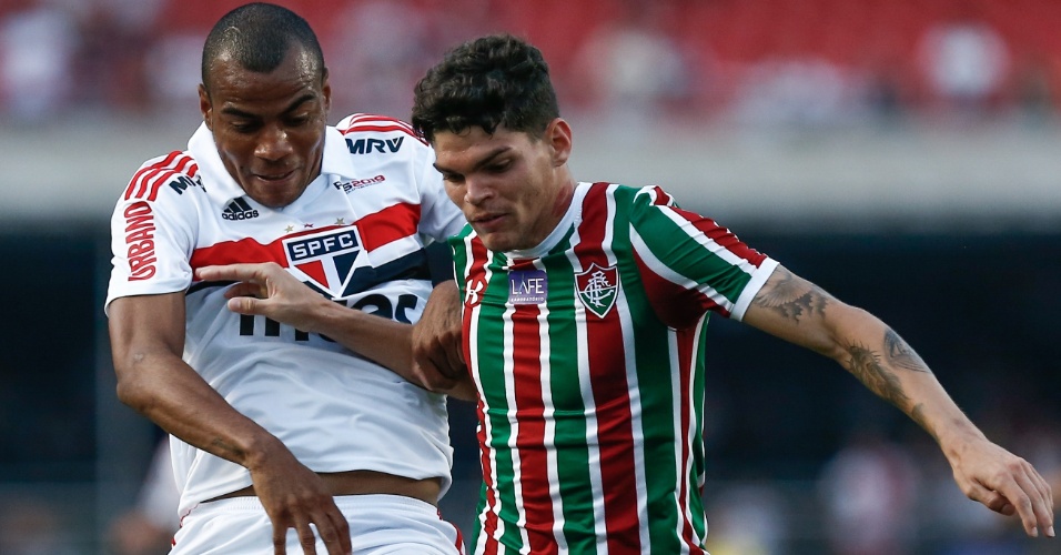 Ayrton Lucas, do Fluminense, disputa jogada com Regis, do São Paulo