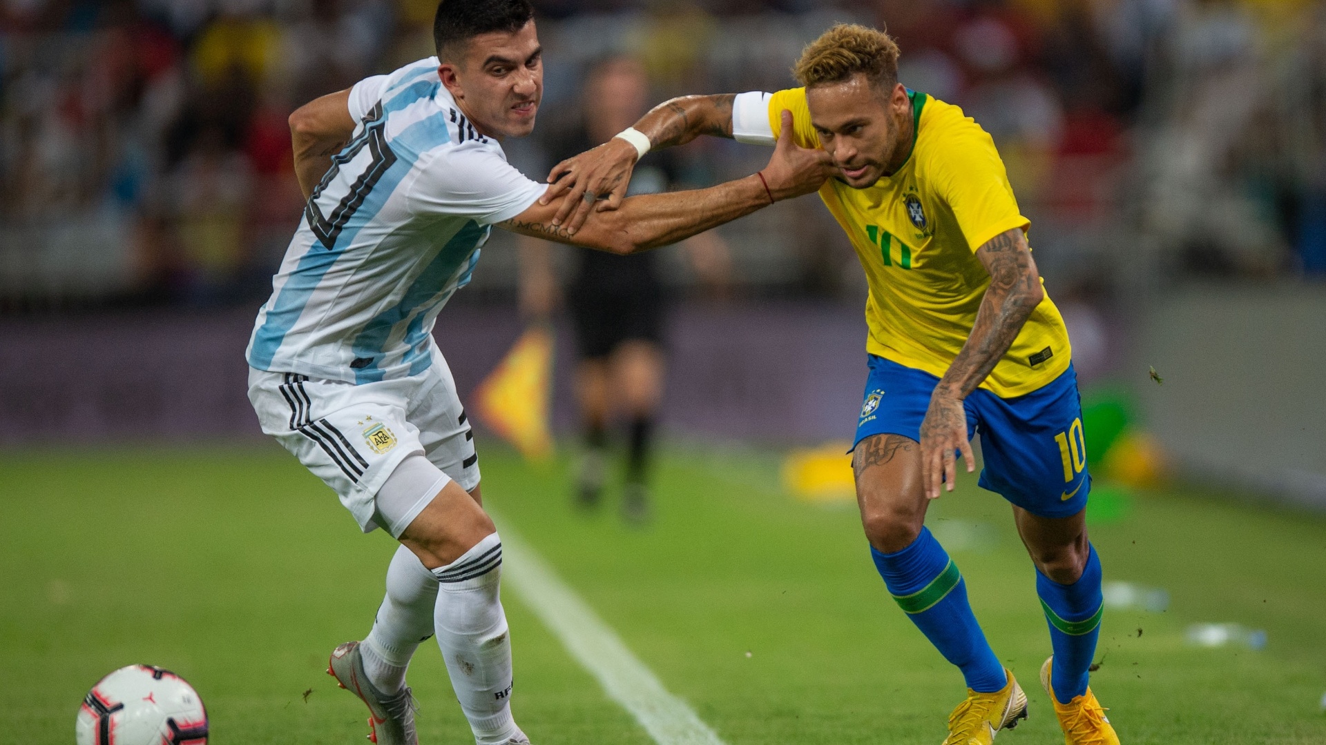 Neymar passa pela marcação de Battaglia no amistoso entre Brasil e Argentina