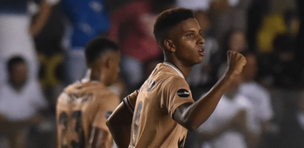 Rodrygo festeja gol do Santos contra o Botafogo; jovem foi vendido ao Real Madrid - Divulgação/Santos