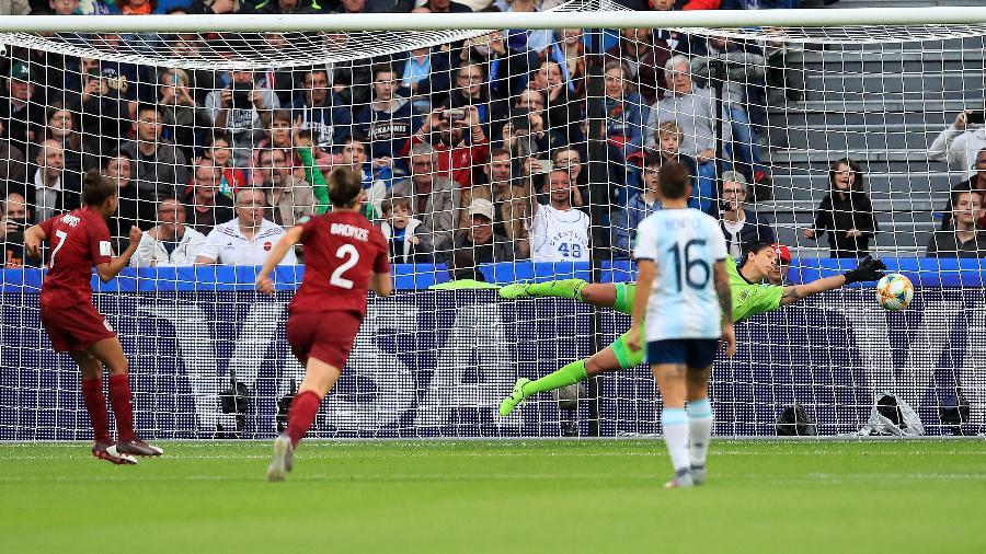 Goleira da Argentina Vanina Correa pega pênalti de Parris, da Inglaterra - Marc Atkins/Getty Images