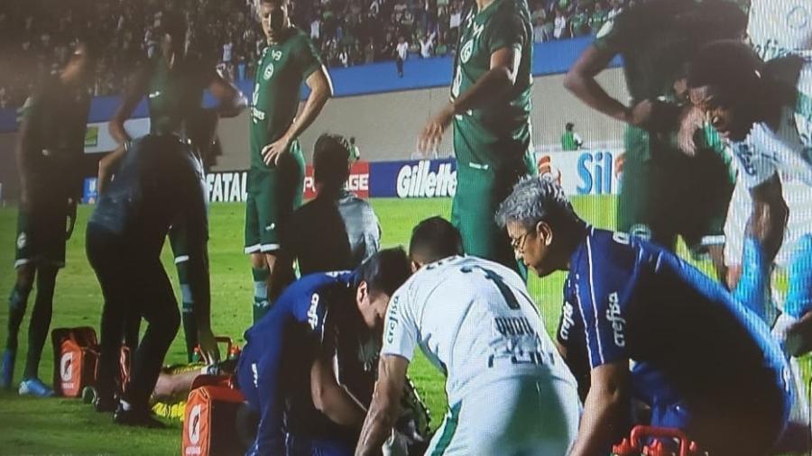 Tadeu e Zé Rafael se chocam e caem desacordados em jogo do Palmeiras contra o Goiás - Reprodução/Premiere