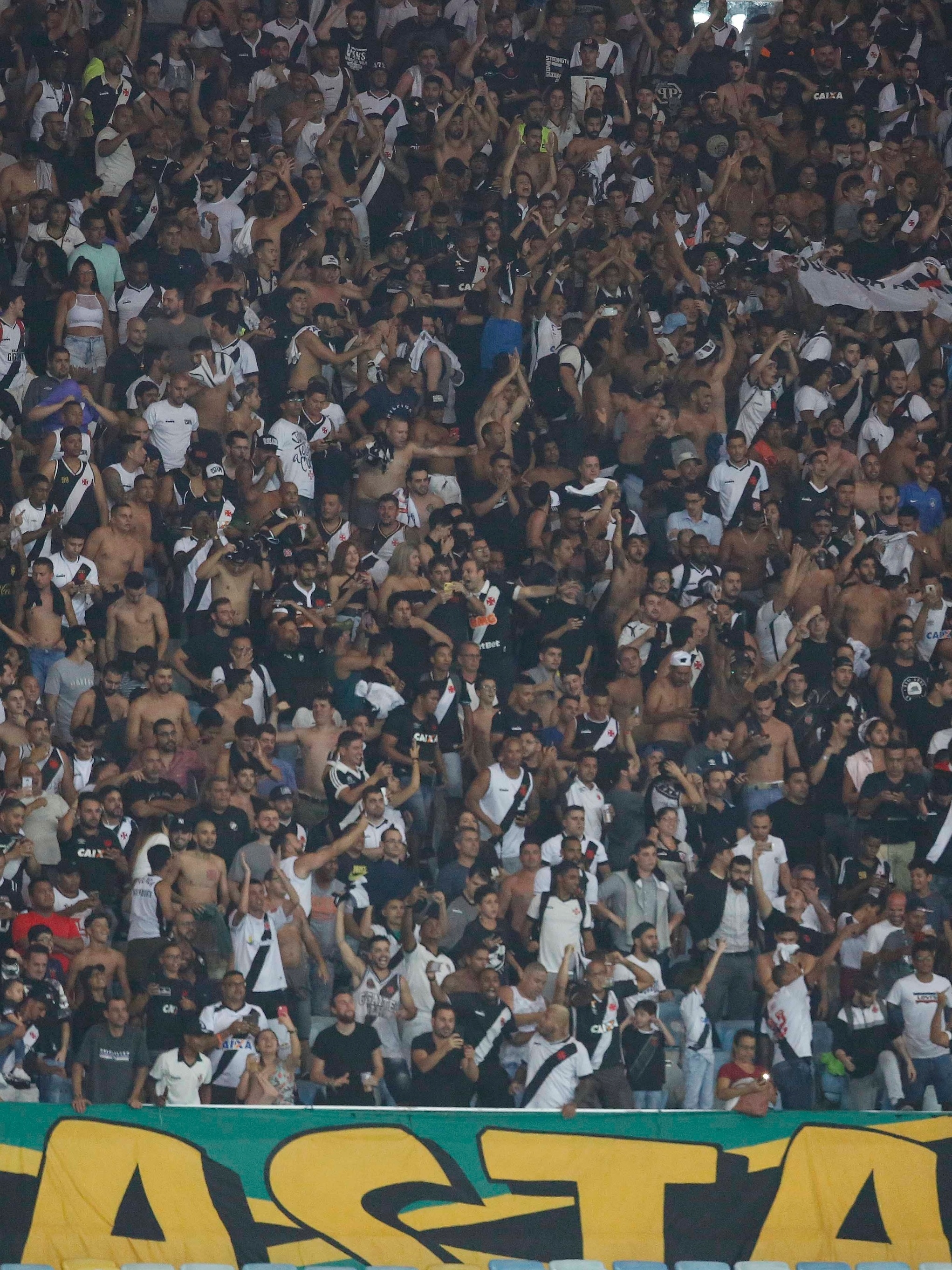 Ele foi ídolo jogando, agora foi eleito presidente do Vasco e a torcida  celebrou