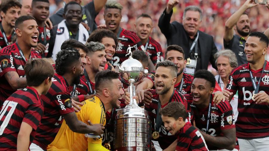 Jogadores do Flamengo celebram conquista da Libertadores e levantam a taça - REUTERS/Guadalupe Pardo