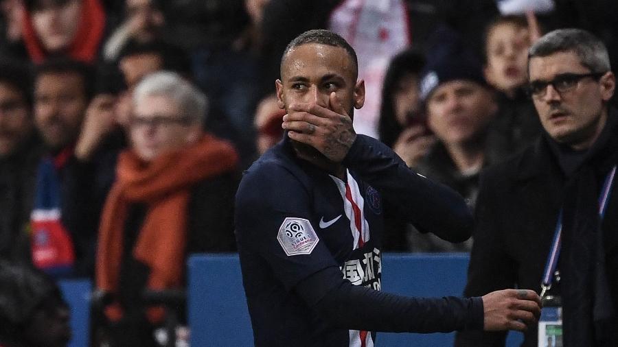 23.fev.2020 - Neymar reagindo à expulsão em partida entre PSG e Bordeaux - Franck Fife / AFP