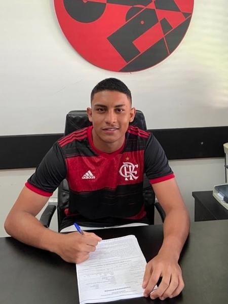 Francisco Dyogo, sobrevivente do incêndio no Ninho, assinou contrato profissional com o Flamengo - Reprodução Instagram