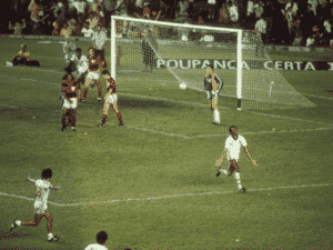 Eterno ídolo do Fluminense, Assis virou Carrasco do Flamengo por gols em 1983 e 1984 - Acervo Flu Memória - Acervo Flu Memória