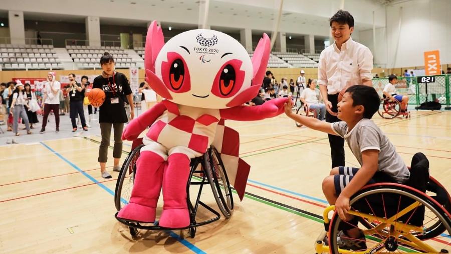 Someity, mascote dos Jogos de Tóquio, joga basquete com criança cadeirante - Site oficial dos Jogos de Tóquio / Divulgação