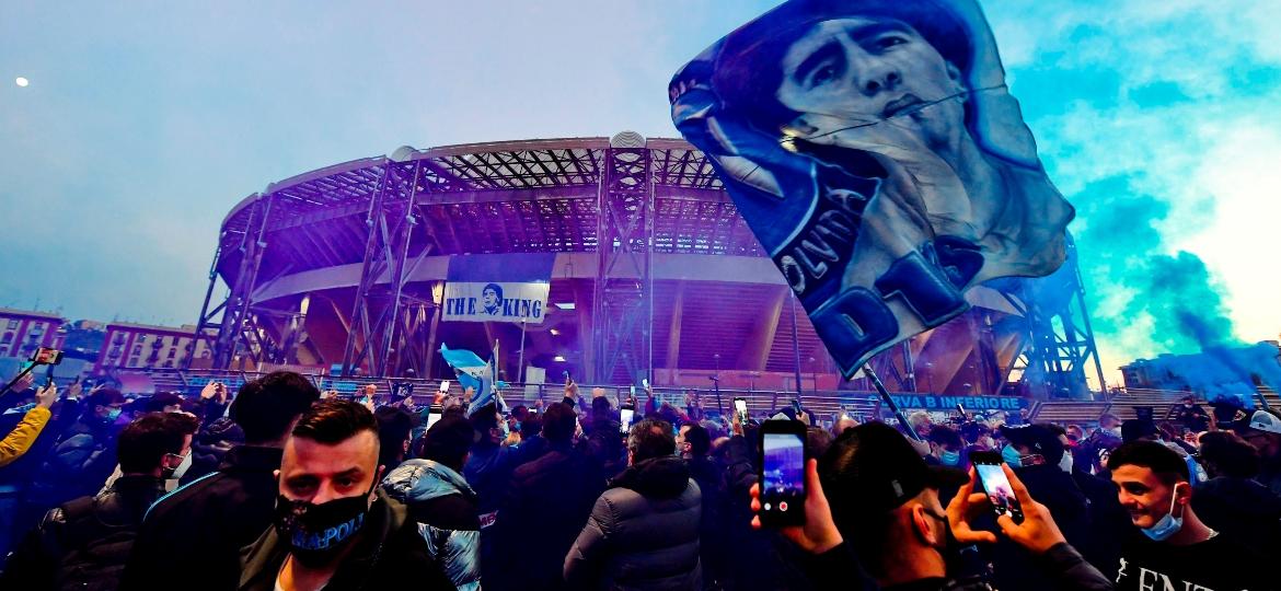 Torcedores do Napoli se reúnem em frente ao estádio San Paolo para prestar homenagem a Diego Maradona - EFE/Ciro Fusco