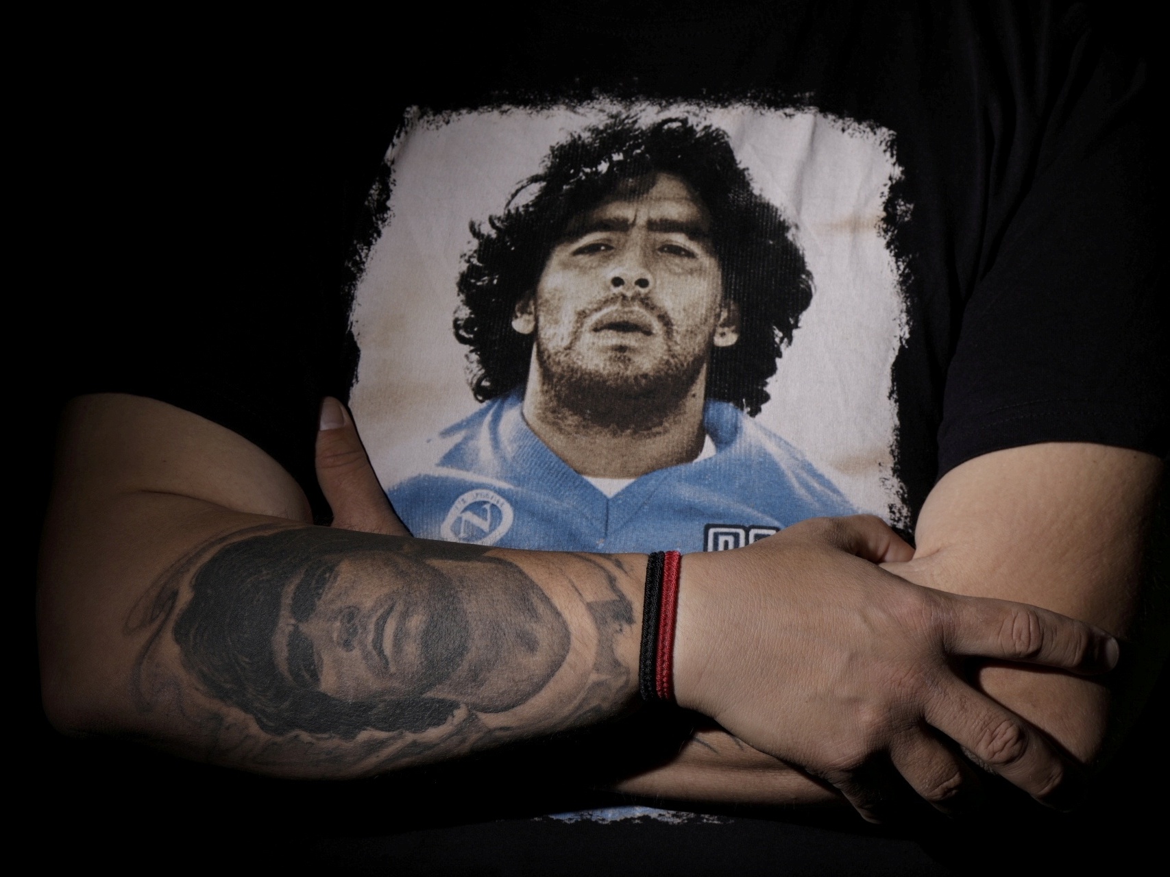 Como jornalistas na Ucrânia foram salvos por uma tatuagem de Maradona foto